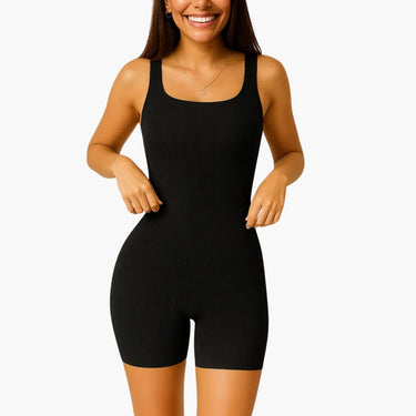 Une combinaison femme legging au dessus du genou. Flexible, et confortable, au design épuré et technologie de pointe.